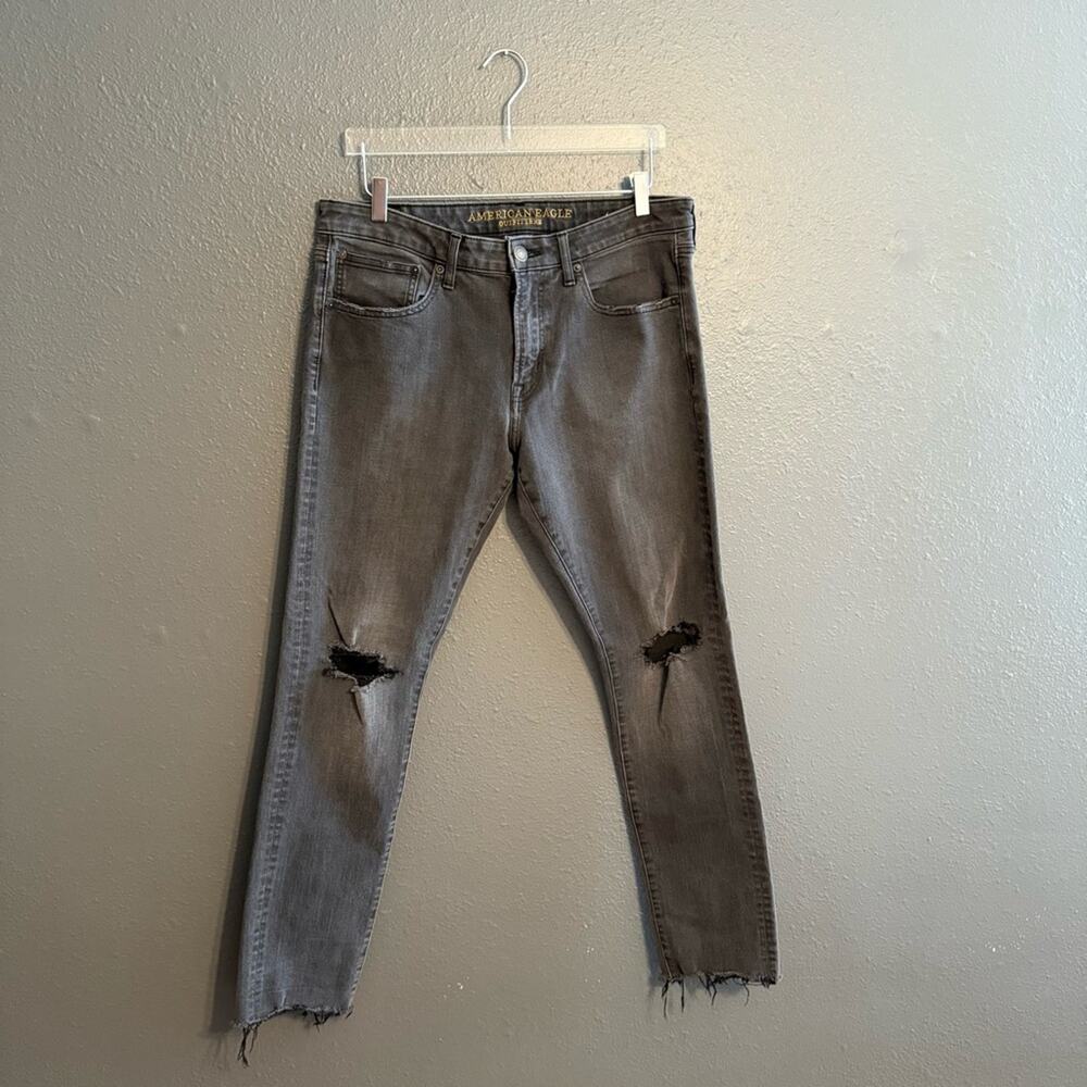 CLEARANCE American Eagle Slim Tapper Distressed Jeans Size 34/32